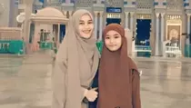 Ajak Anak Kenakan Hijab Sambut Ramadan, Ayu Ting Ting Tuai Pujian Netizen