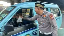 Polisi Lalu Lintas Polda Metro Bagikan Takjil Selama Ramadan 2025 di 15 Lokasi