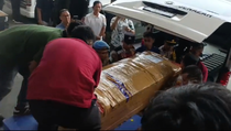Jenazah 2 Pendaki Puncak Cartensz Tiba di Bandara Soetta, Keluarga Sambut Tanpa Prosesi Pelepasan