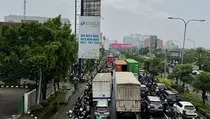 Depan Islamic Center Bekasi Banjir, Kemacetan Parah Mengular