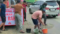 Protes Pemerintah, Warga Pringsewu Perbaiki Jalan Rusak secara Swadaya
