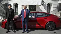 Donald Trump Beli Tesla tetapi Dilarang Mengemudikannya
