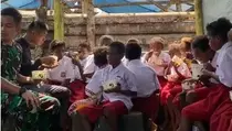 Momen Haru: Anak-anak Papua Pertama Kali Makan Bakso dari Prajurit TNI