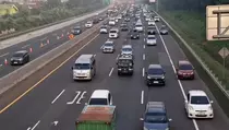 H-3 Lebaran 2025: Tol Cikampek Padat, Contraflow Diberlakukan