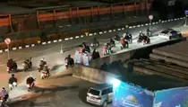Polisi Kawal Pemudik Motor dari Pelabuhan Wika Beton Saat Malam Hari
