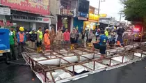 Hujan dan Angin, Baliho 20 Meter Roboh di Jalur Surabaya-Malang