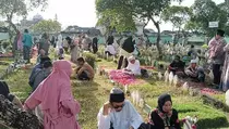 Tradisi Nyekar di Pemakaman Maruti 13 Denpasar Saat Lebaran