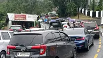 Jalur Puncak Macet 15 Km Imbas One Way, Pengendara Terjebak Berjam-jam