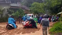 Jalan Provinsi Cianjur Tertutup Longsor, Pengendara Terjebak!