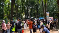 Libur Panjang, Ribuan Warga Padati Taman Margasatwa Ragunan