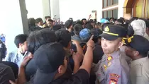 Massa Geruduk Kantor Bupati Pinrang Tuntut Perbaikan Jalan Rusak