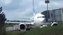 Pesawat Garuda Indonesia Copot Ban Saat Mendarat di Tanjungpinang