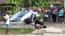 Sopir Mengantuk, Minibus Angkut Wisatawan Terjun ke Selokan