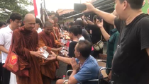 Umat Buddha di Bekasi Antusias Sambut Kedatangan 38 Biksu Thudong
