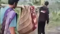 Miris, Warga Sakit Ditandu ke RS karena Jalan Rusak di Bandung Barat