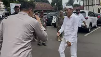 Dedi Mulyadi Datangi Polres Depok, Diduga Buntut Pembakaran Mobil