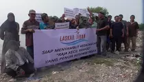 Penahanan Kades Kohod Ditangguhkan, Warga Protes di Tepi Pantai