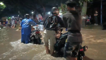 Banjir Cianjur Sebabkan Ratusan Kendaraan Mogok dan Kemacetan