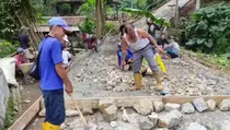 Pemda Tak Bisa Diharapkan, Warga Pandeglang Cor Jalan Rusak 25 Tahun