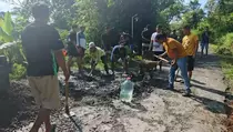 20 Tahun Dibiarkan Pemkab, Warga Gelar Perbaikan Jalan Secara Swadaya