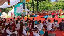 Jelang Waisak, Ratusan Umat Buddha Gelar Doa Perdamaian di Borobudur