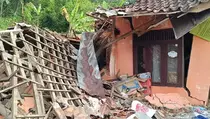 Rumah Ambruk Diterjang Longsor di Ciamis, 19 Warga Mengungsi