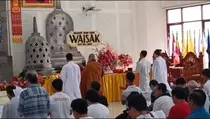Sambut Waisak 2025, 500 Umat Buddha di Surabaya Doa Bersama
