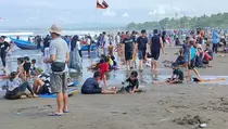 Libur Waisak, Pantai Pangandaran Dipadati Pengunjung