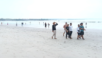 Libur Waisak, Pantai Kuta Diserbu Wisatawan dari Berbagai Daerah