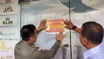 Tahan Ijazah Eks Karyawan, Sanel Tour and Travel Disegel Satpol PP