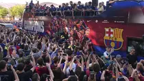Inigo Martinez Jatuh dan Lagu Ejek Szczesny Warnai Parade Barcelona