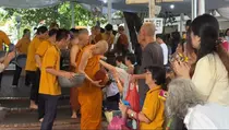 Perayaan Waisak, Ribuan Umat Buddha Ikuti Tradisi Pindapata di Jakarta