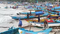 Gelombang Tinggi Rusak Ratusan Perahu Nelayan di Pangandaran