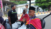 Pensiunan PNS Berangkat Haji 2025 Bersama 2 Istri Sekaligus