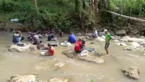 Cari Emas Viral di Medsos, Warga Tulungagung Serbu Sungai Bamban