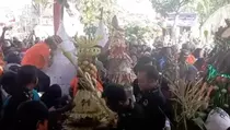 Ratusan Warga Berebut Tumpeng Aneka Hasil Bumi di Nganjuk
