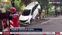 Diduga Hindari Pemotor, Mobil Terjun ke Sungai