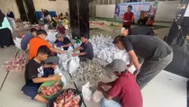 Masjid di Sleman Bagikan Daging Kurban ke Warga Nonmuslim