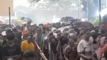 Diguyur Hujan, Ribuan Warga Tetap Antre Daging Kurban di Kramat Jati
