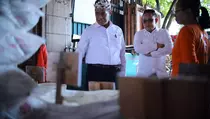 Mentan Amran Tutup Kios Pupuk di Lumajang yang Langgar HET