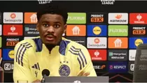 Arsenal dan Chelsea Berebut Bek Ajax Jorrel Hato