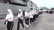 Ratusan Siswa Serbu Kapal Perang KRI Teluk Wondama 527 di Ternate