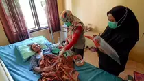 Diduga Stres, Pria di Ciamis Bacok Lansia Saat Tidur hingga Kritis