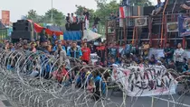 Sopir Truk Geruduk Kantor Gubernur Jatim dengan Sound Horeg