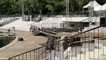 Warga Antusias Cek Persiapan HUT Ke-498 Jakarta di Lapangan Banteng