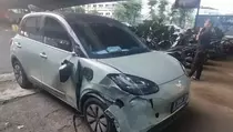 Terobos Lampu Merah, Motor dan Mobil Listrik Adu Banteng di Jakbar