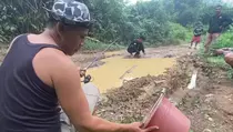 Protes Unik, Warga Lebak Pancing Ikan di Kubangan Jalan Rusak