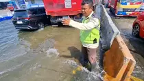 Banjir Rob di Demak Tak Surut, Pemotor Terpeleset Nyaris Digilas Truk