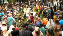 Warga Antusias Berebut Gunungan dalam Tradisi Garebek Suro Lumajang