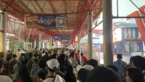 PRJ 2025 Diguyur Hujan Deras, Pengunjung Padati Area Indoor